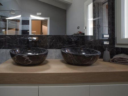 Bathrooms: marble, granite and natural stone coverings